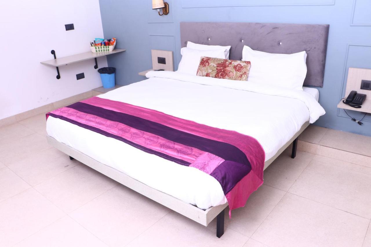 Virohaa Garden Hotel 가지아바드 외부 사진