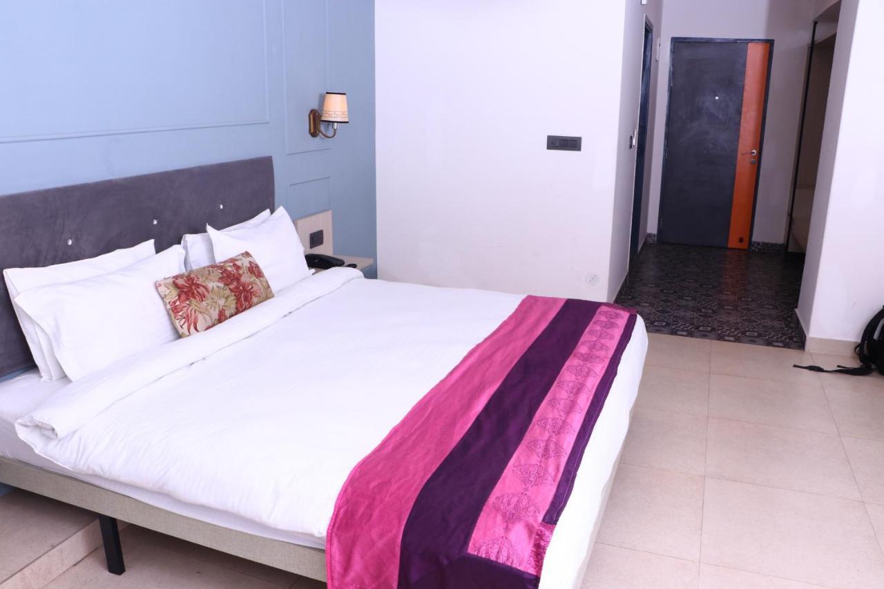 Virohaa Garden Hotel 가지아바드 외부 사진